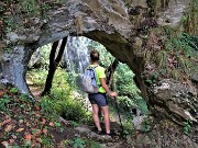 23 Ed eccoci alla 'Grotta dei ladri' con la cascata scrosciante dall'alto